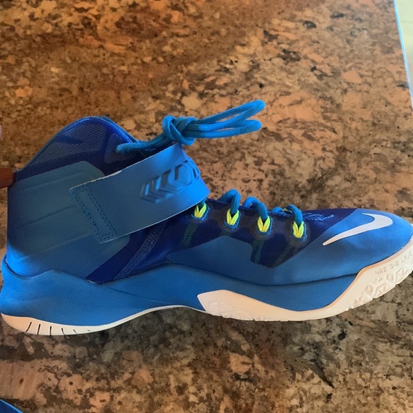 Lebron high top Basketball shoes - Picture 3 of 3